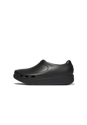 Zwarte klompen met een gladde, matte afwerking, voorzien van ventilatiegaten, een ronde neus en een dikke zool voor extra hoogte en comfort.