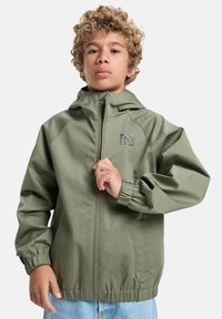 Oliivivihreä hupullinen takki, jossa on joustavat hihansuut ja helma. Edessä vetoketju ja rintataskussa logo-patch. Sileä, vettähylkivä materiaali.