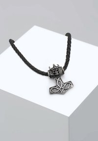 Svart flätad läderhalsband med ett silverhänge i form av Thors hammare, prytt med intrikata mönster och en dödskalleaccent.