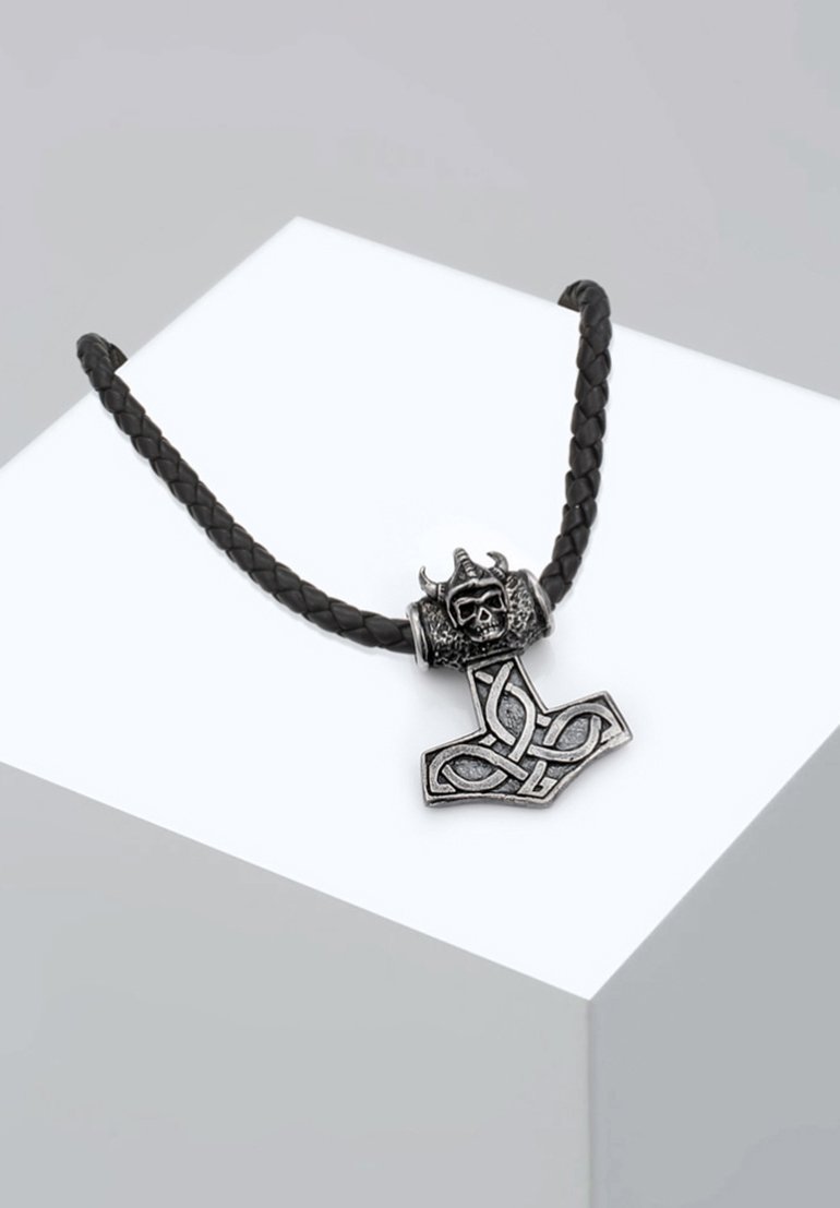 Svart flätad läderhalsband med ett silverhänge i form av Thors hammare, prytt med intrikata mönster och en dödskalleaccent.