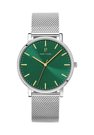 Montre à cadran vert avec marqueurs d'heure et aiguilles dorés, bracelet en maille en acier inoxydable argenté, boîtier rond et logo à la position de 12 heures.