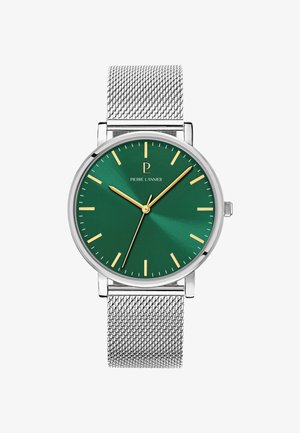 Montre à cadran vert avec marqueurs d'heure et aiguilles dorés, bracelet en maille en acier inoxydable argenté, boîtier rond et logo à la position de 12 heures.