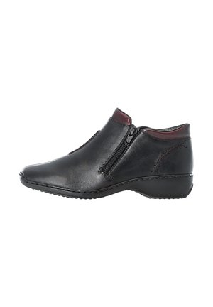 Chaussure basse en cuir noir avec zip latéral, petit talon et bordure rouge foncé au col, vue de l'extérieur.