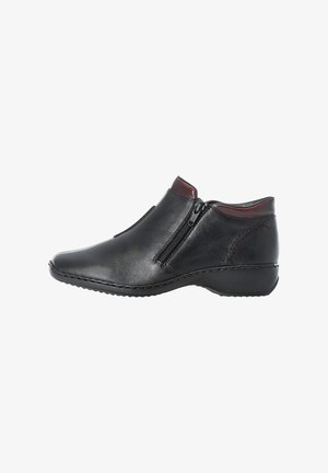 Chaussure basse en cuir noir avec zip latéral, petit talon et bordure rouge foncé au col, vue de l'extérieur.