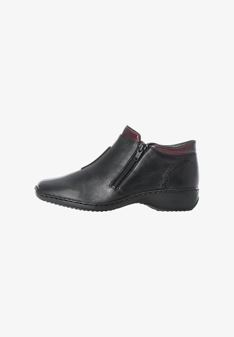 Chaussure basse en cuir noir avec zip latéral, petit talon et bordure rouge foncé au col, vue de l'extérieur.