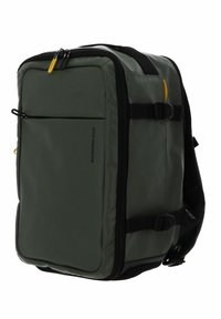 Zaino impermeabile verde con accenti neri, scomparti con zip e spallacci regolabili. Presenta un logo e un dettaglio con zip gialla.
