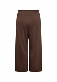 Hnědé široké kalhoty vyrobené z měkkého materiálu, s elastickým pasem a jednoduchým designem bez kapes či dalších ozdob.