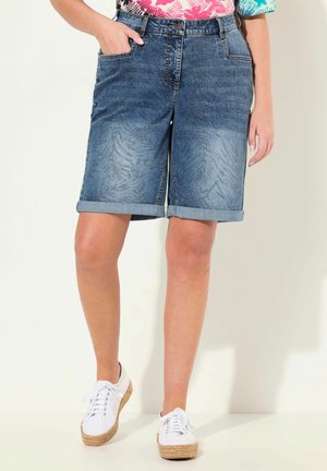 PALM BERMUDA - Farkkushortsit - blue denim