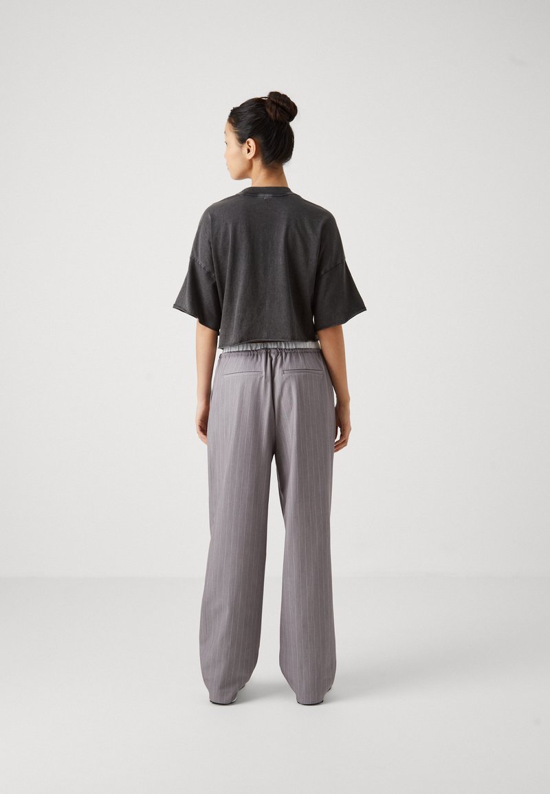 ONLY ONLTILLE STRIPE BOXER - Stoffhose - light grey melange/white 