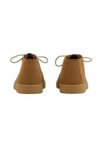 Botines de ante marrón con punta redonda, diseño de cordones, textura suave y suela de goma lisa, presentando un tacón bajo y sin patrones visibles.