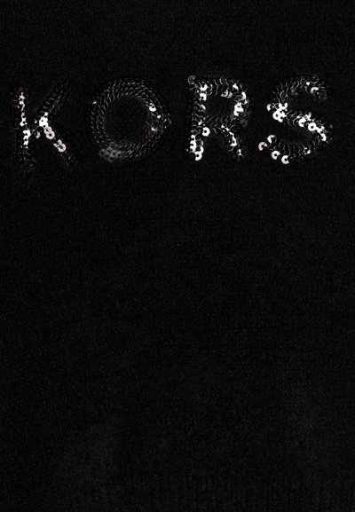 Maglione nero con lettering in paillettes che scrive "KORS" sul davanti. Il materiale sembra morbido e presenta una consistenza liscia.