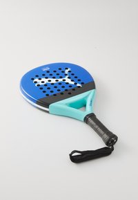 Blaues Padel-Schläger mit durchlöcherter Oberfläche, schwarzen und türkisfarbenen Akzenten, strukturiertem Griff und einem angebundenen Handgelenkband.