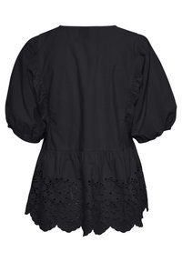 Svart topp med puffärmar, en samlad bodice och en scalloped nederkant med blommig utskärning vid den nedre kanten.