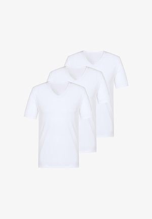 Tre ensfarvede hvide T-shirts med korte ærmer og V-hals arrangeret i en forskudt stak på en hvid baggrund.