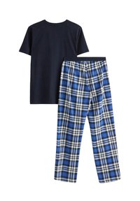T-shirt en coton bleu marine à manches courtes associé à un pantalon de pyjama à carreaux bleu, blanc et noir avec une taille élastique.