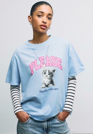 SHORT SLEEVE WITH GRAPHIC AND APPLIQUÉ - T-shirt imprimé - royal blue