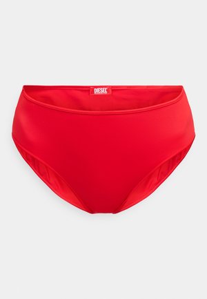 Parte inferiore di bikini alta rossa realizzata in materiale liscio, caratterizzata da una struttura monocolore e un'etichetta con logo sulla cintura.