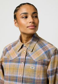 Wrangler LONG SLEEVE LOOSE WESTERN- RELAXED FIT - Blusa - chai tea