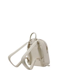 Mochila de cuero color beige claro con dos tirantes ajustables, un asa superior y un bolsillo frontal con cremallera. Textura suave y diseño minimalista.
