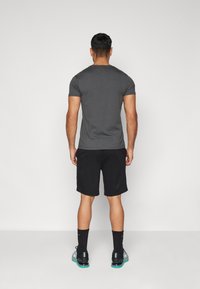 Lyle & Scott FLY  - Short - jet black
