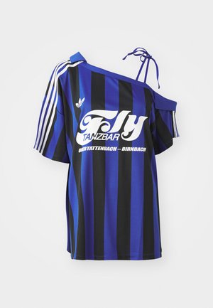 Camisa de gran tamaño a rayas azul y negra con un diseño de un solo hombro, que presenta texto impreso en blanco y tres rayas blancas en la manga.