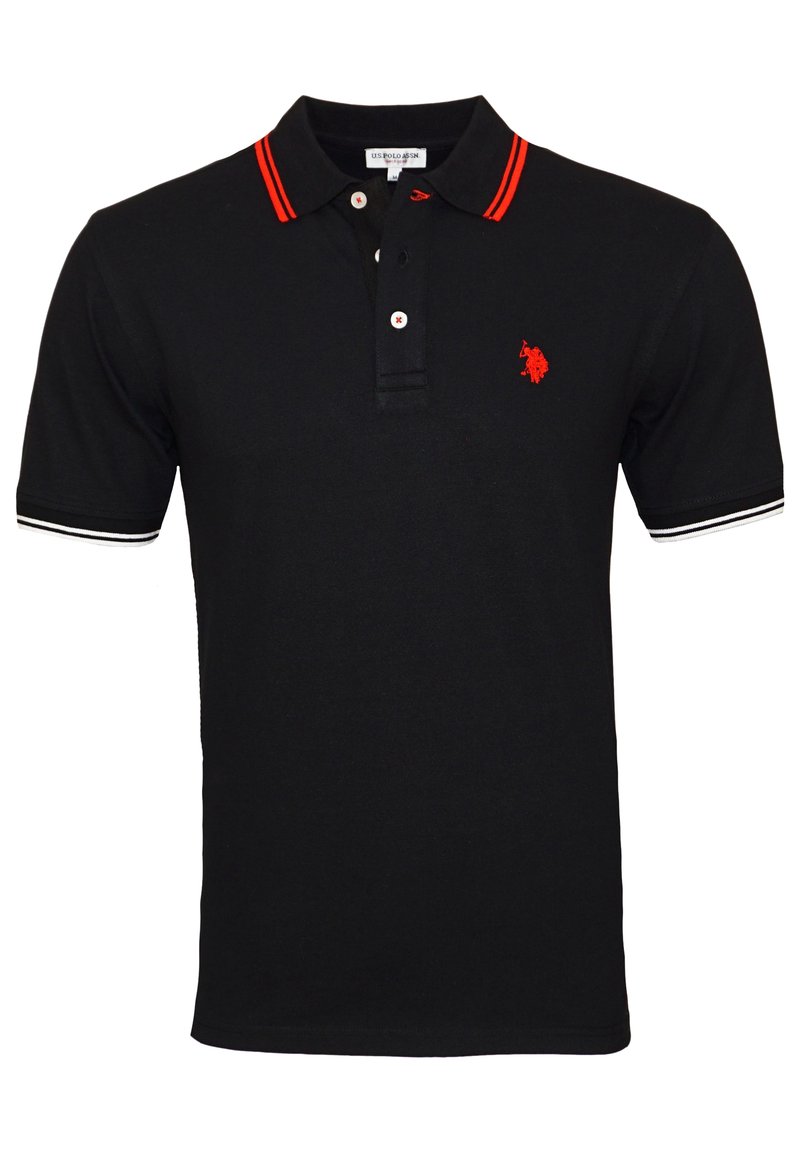 Polo noir avec col et accents rouges contrastants, présentant une patte de boutonnage à trois boutons et un logo brodé sur la poitrine. Matière en coton.