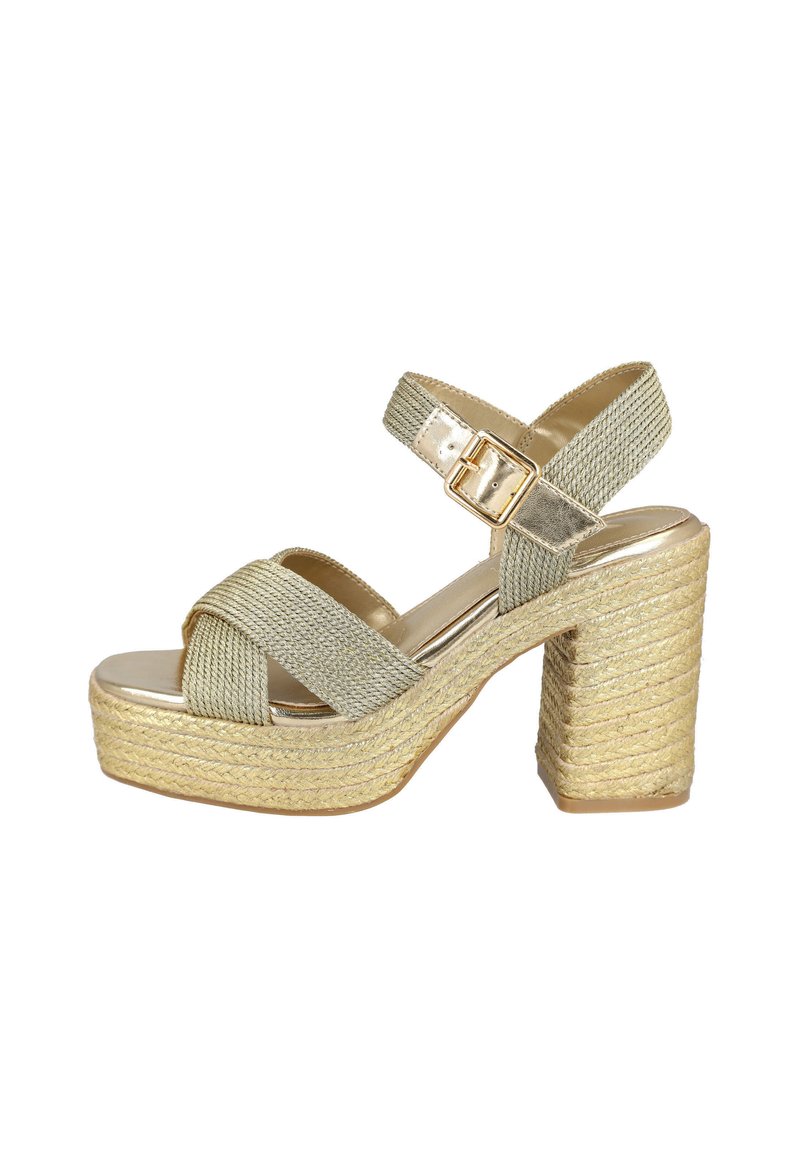 Sandalias de plataforma espadrille en tono dorado con correas de tela trenzada, un tacón grueso y cierre de hebilla. Base de fibra natural texturizada.