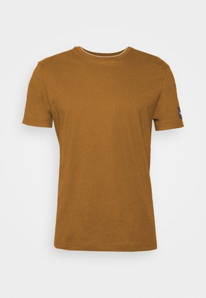 Brun bomuld t-shirt med rund hals, korte ærmer, et lille logoemblem på venstre ærme og kontrast-detaljesyning ved kraven.