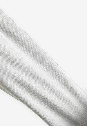 Hellgrauer Stoff mit einer strukturierten Oberfläche. Das Material wirkt weich mit einem leichten Stretch und zeigt eine saubere Naht am Rand.