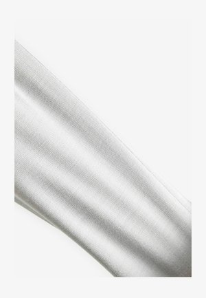 Jasnoszara tkanina o teksturowej powierzchni. Materiał wydaje się miękki z niewielką elastycznością i posiada czyste szwy wzdłuż krawędzi.