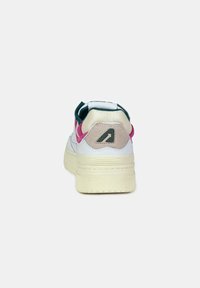 Sneaker bianco con accenti rosa e verdi, materiali in pelle e sintetici, colletto imbottito, suola texturizzata e dettaglio del logo sul tallone.