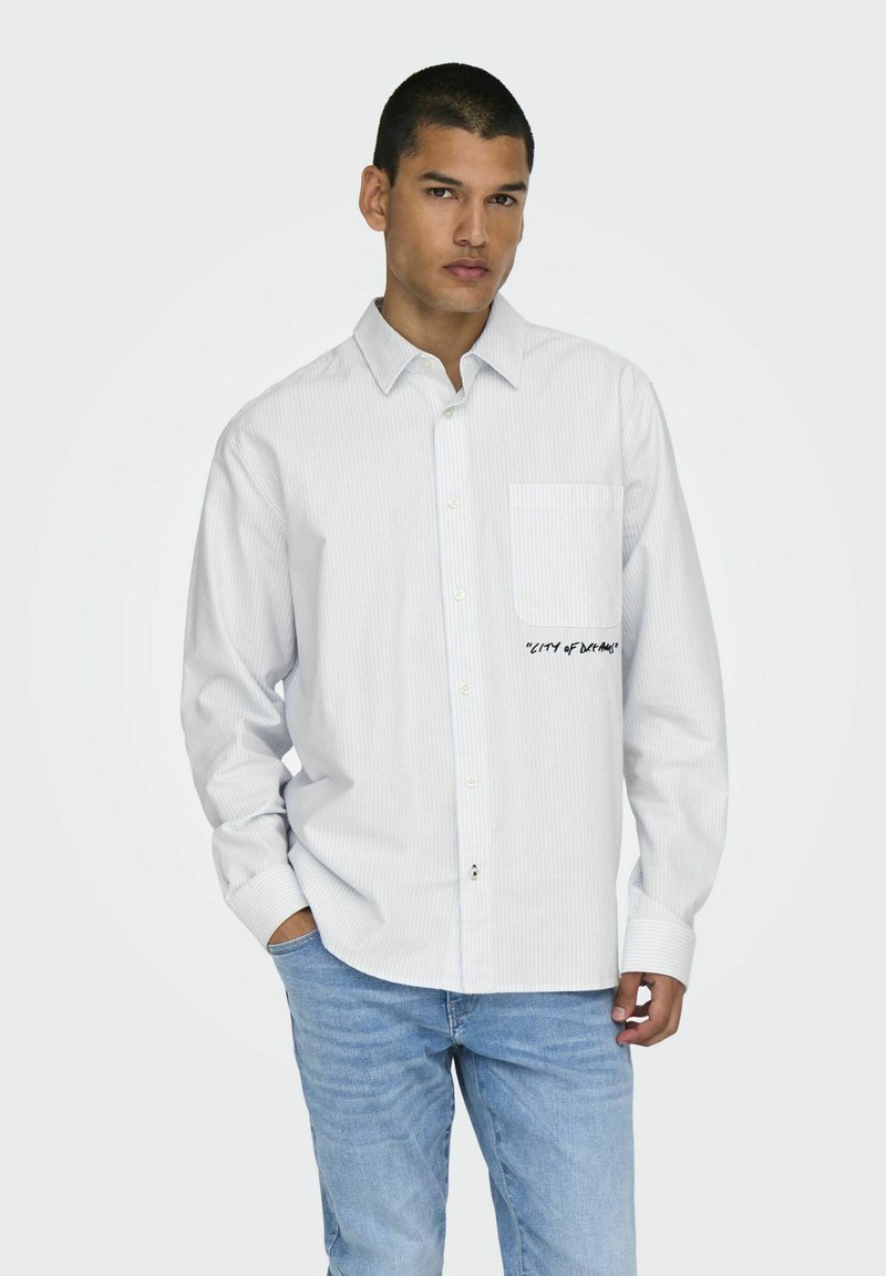 Witte, lange mouwen button-up shirt met subtiele verticale strepen, borstzak en tekst "City of Dreams" aan de linkerzijde. Casual pasvorm.