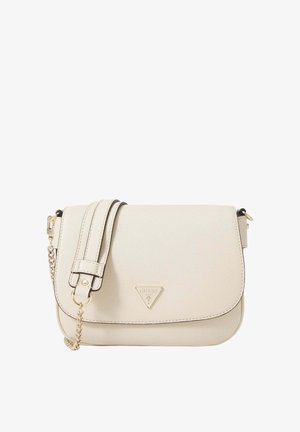 Sac bandoulière en cuir beige avec fermeture à rabat, bandoulière réglable et détail chaîne dorée, avec le logo Guess à l'avant.