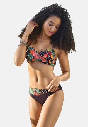 Set bikini con un motivo floreale multicolore che presenta tonalità di verde, rosso e nero. Il top ha un design attorcigliato; il fondo è di un nero unito con una cintura con motivo.