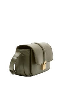 Borsa a tracolla in pelle verde oliva compatta con chiusura a patta e fibbia rettangolare in tono oro, dotata di una larga tracolla e dettagli di cucitura puliti.