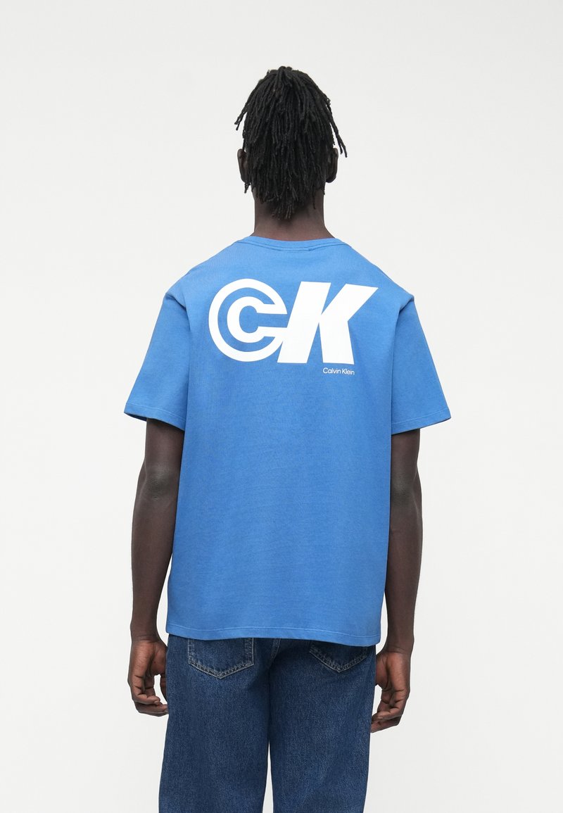 Calvin Klein Jeans Triko s potiskem - royal lagoon