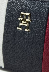 Tommy Hilfiger EMBLEM TRUNK CORP - Borsa a tracolla - space blue
