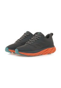 Zapatillas de correr grises con un upper texturizado, acentos contrastantes en naranja y teal, y una suela acolchada con un patrón de goma pronunciado.
