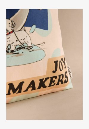 Kokvilnas soma ar karikatūru suņa, kas šļakstās ūdenī. Teksts skan "PRIEKA RADĪTĀJI". Fons ir pastelis krāsās ar teksturētu apdari.