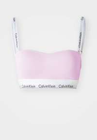 Svijetlo ružičasti bralet s glatkom teksturom, koji sadrži bijelu traku s crnim "Calvin Klein" logotipom i podesivim bijelim naramenicama.