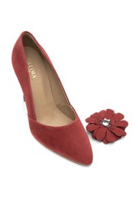 Czerwone zamszowe szpilki z ostrym noskiem, ozdobione kwiatowym detalem w dopasowanym czerwonym kolorze, z srebrną klamrą.