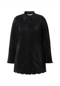 Schwarze Hemdbluse mit langen Ärmeln, ausgestattet mit einem strukturierten Rippendesign und einem gewellten Saum. Hergestellt aus einem glatten, weichen Material.