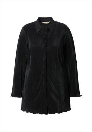 Camisa negra de botones con mangas largas, que presenta un diseño texturizado de canalé y un dobladillo en forma de concha. Fabricada con un material suave y liso.