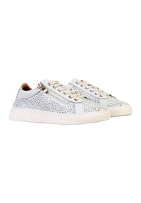 Sneakers bianchi con un motivo floreale perforato, dotate di lacci beige e una zip laterale, suola in gomma testurizzata e accenti a contrasto.