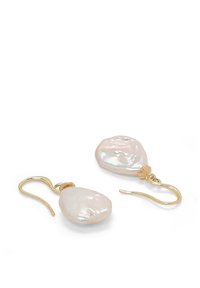 Goldene Tropfenohrringe mit unregelmäßig geformten, glänzenden rosa Perlen, die eine glatte Textur und subtile Irideszenz aufweisen.