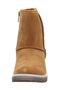 Stivale alla caviglia in suede marrone con chiusura a zip, suola piatta bianca, punta rotonda e cuciture a contrasto lungo la cucitura.