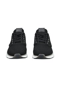 Czarne trampki z teksturowanym cholewką z dzianiny, okrągłym noskiem i białą gumową podeszwą. Posiadają sześć otworów na sznurówki, czarne sznurówki oraz metki z logo na języku.