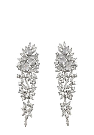 Orecchini a goccia in tonalità argento che presentano cluster floreali di pietre trasparenti, a forma di pera e taglio marquise con intricate decorazioni e pendenti accentuati.