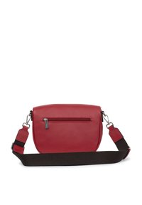 Borsa a tracolla rossa in pelle con forma arrotondata, tracolla nera regolabile, tasca anteriore con zip e superficie liscia.