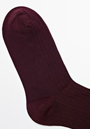 Bordowy skarpetka, lekka, w prążki, wzmocniony palec i pięta, gładkie wykończenie, lekko elastyczna, odpowiednia do codziennego noszenia.
